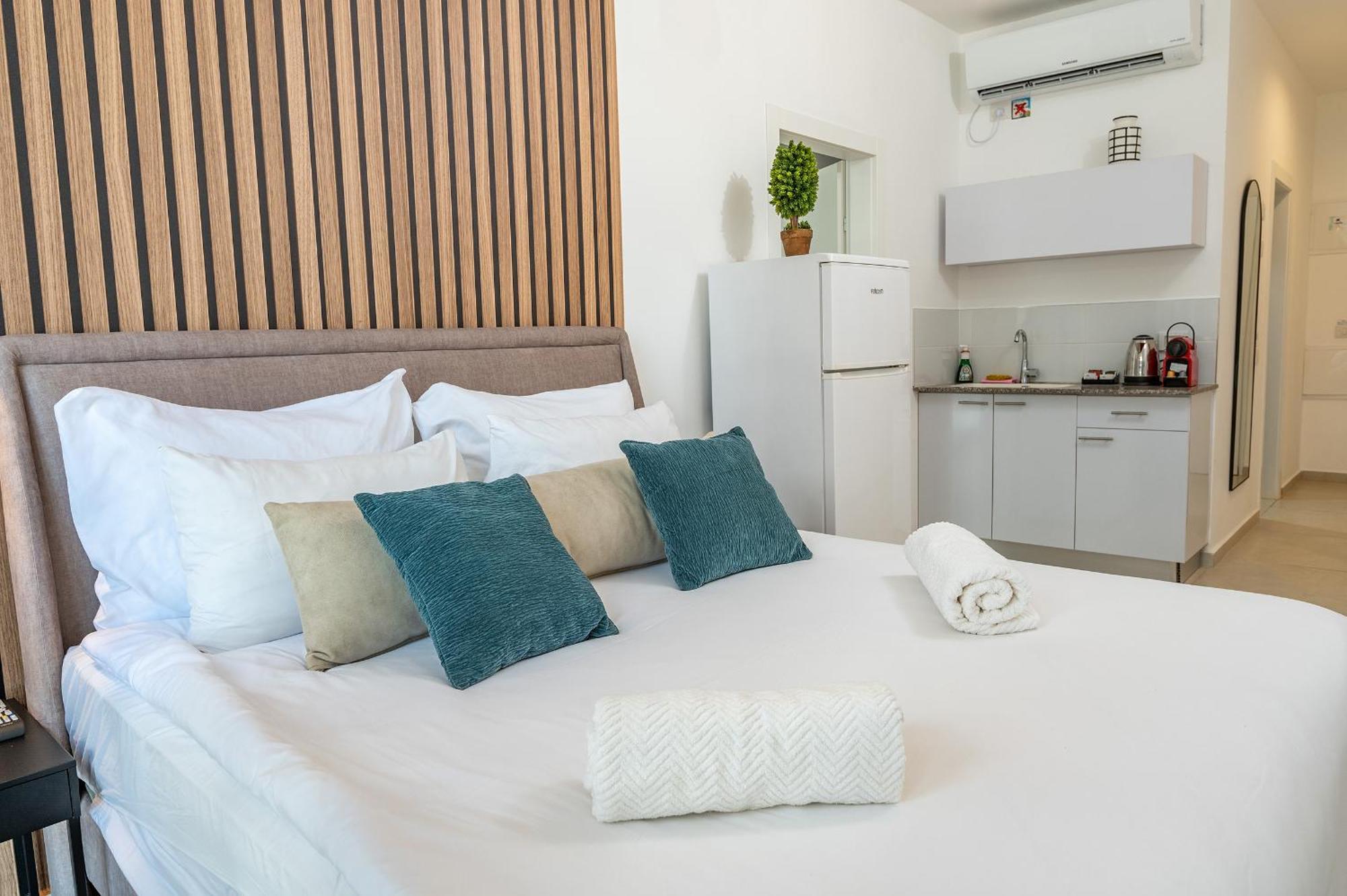 Hi-Yam Seaview Apartments & Suites - יש ממ"ד Bat Yam Habitación foto